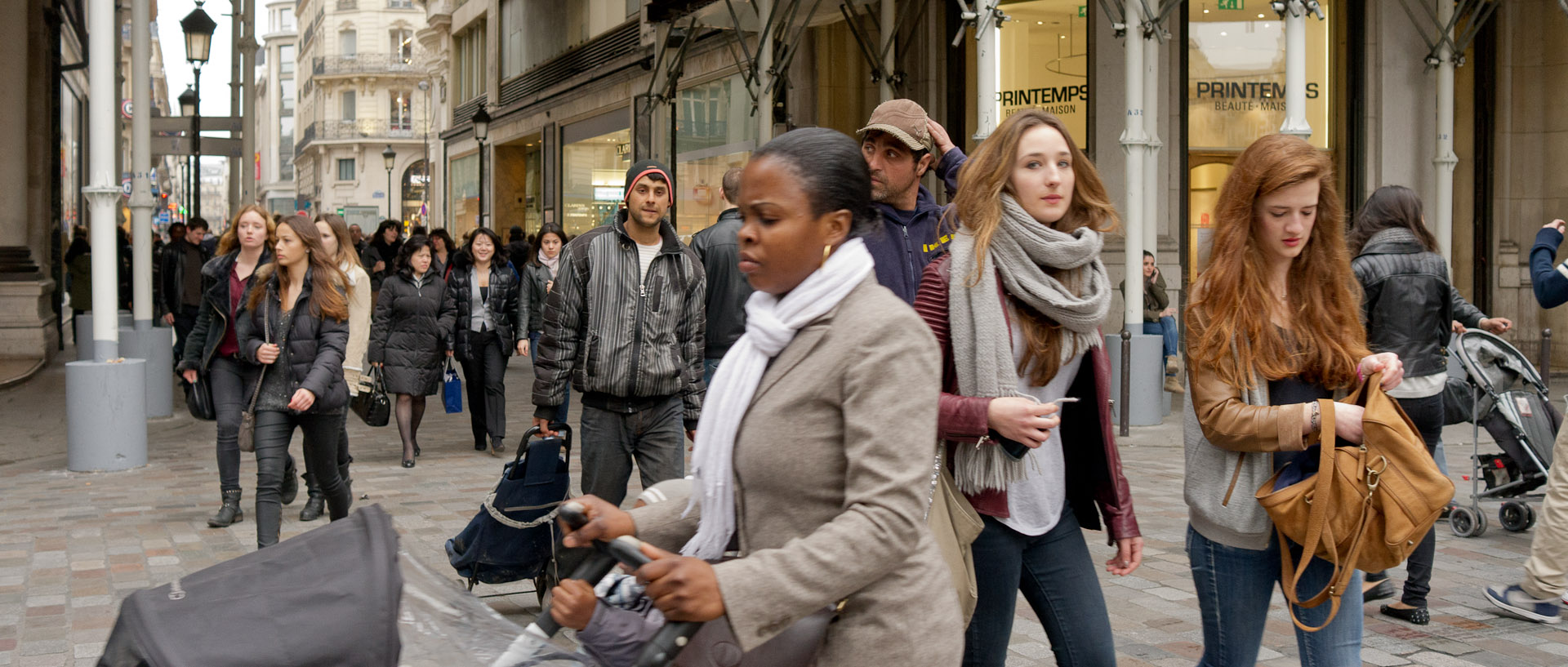 Passantes devant les grands magasins du Printemps, rue de Caumartin, à Paris.