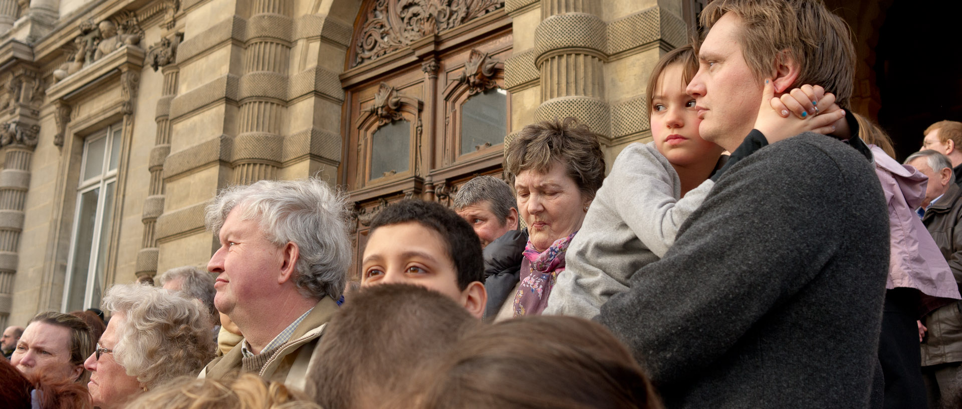 Public sur les marches de l'hôtel de ville, au carnaval de Tourcoing, place Victor Hassebroucq.