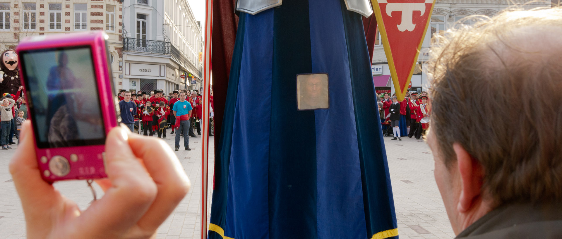 Géant et son porteur au carnaval de Tourcoing, place Victor Hassebroucq.