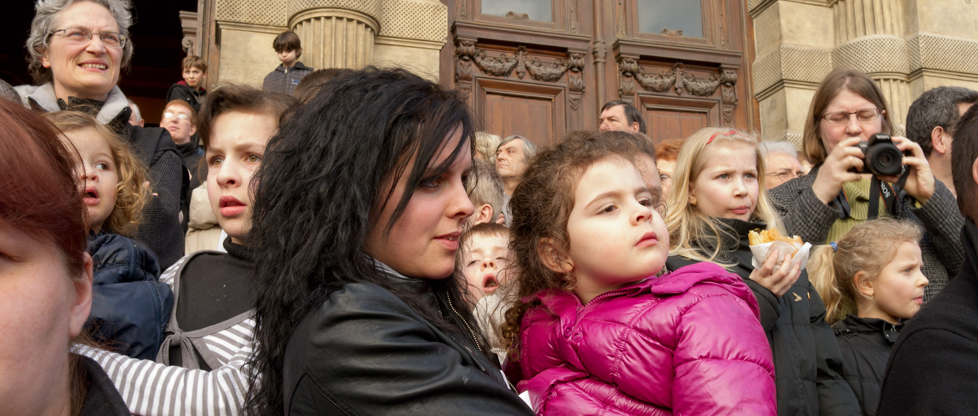 Public sur les marches de l'hôtel de ville, au carnaval de Tourcoing, place Victor Hassebroucq.