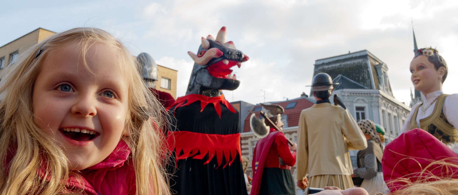 Fillette et géants au carnaval de Tourcoing, place Victor Hassebroucq.