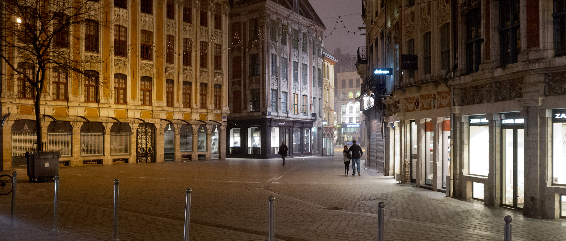 La rue de la Bourse, la nuit, par brouillard, à Lille.