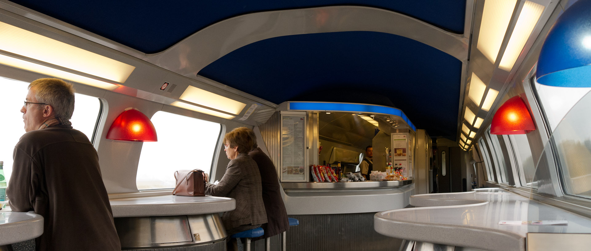 Dans le bar du TGV, entre Lille et Lyon.