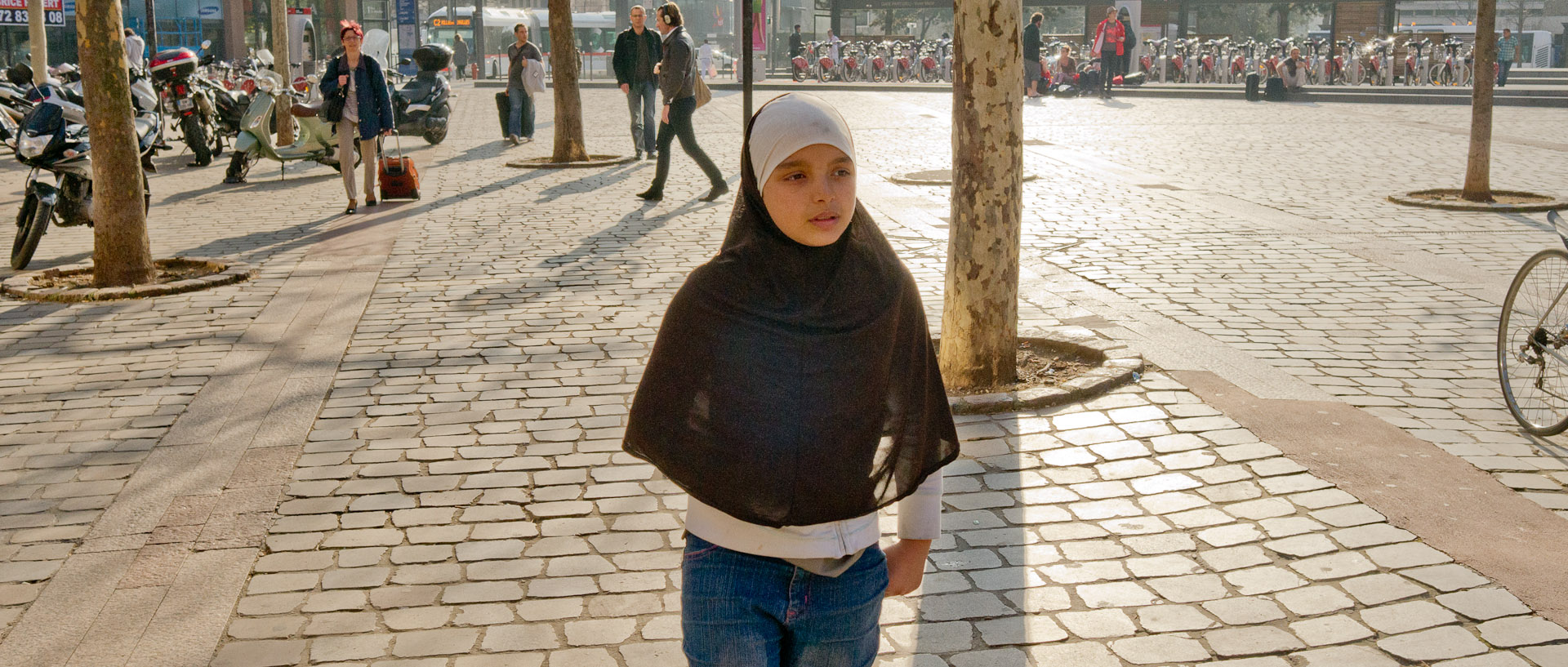 Adolescente voilée, place Charles-Béraudier, à Lyon.