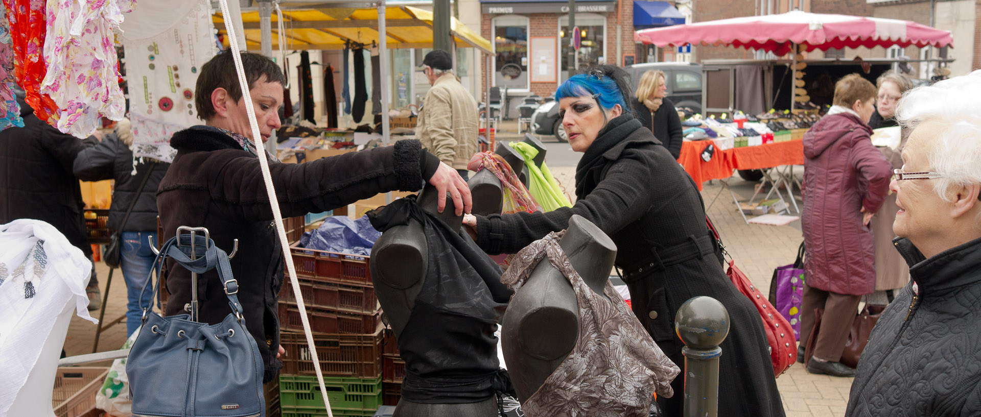 Femmes aux cheveux bleus, au marché du centre, place des Martyrs de la Résistance, à Croix.