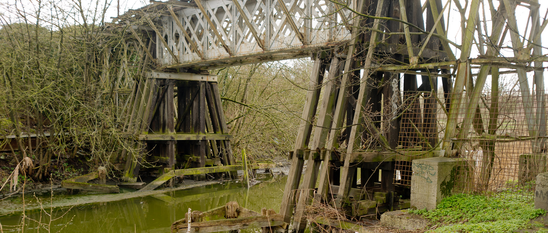 Pont de chemin de fer désaffecté, à Wasquehal.