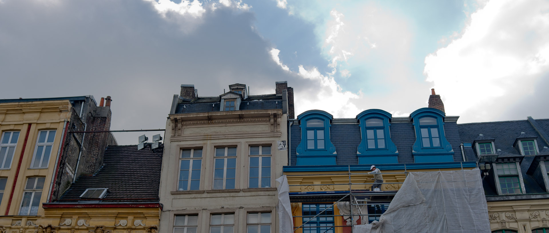 Vieux immeubles et ciel tourmenté, place du Général-de-Gaulle, à Paris.