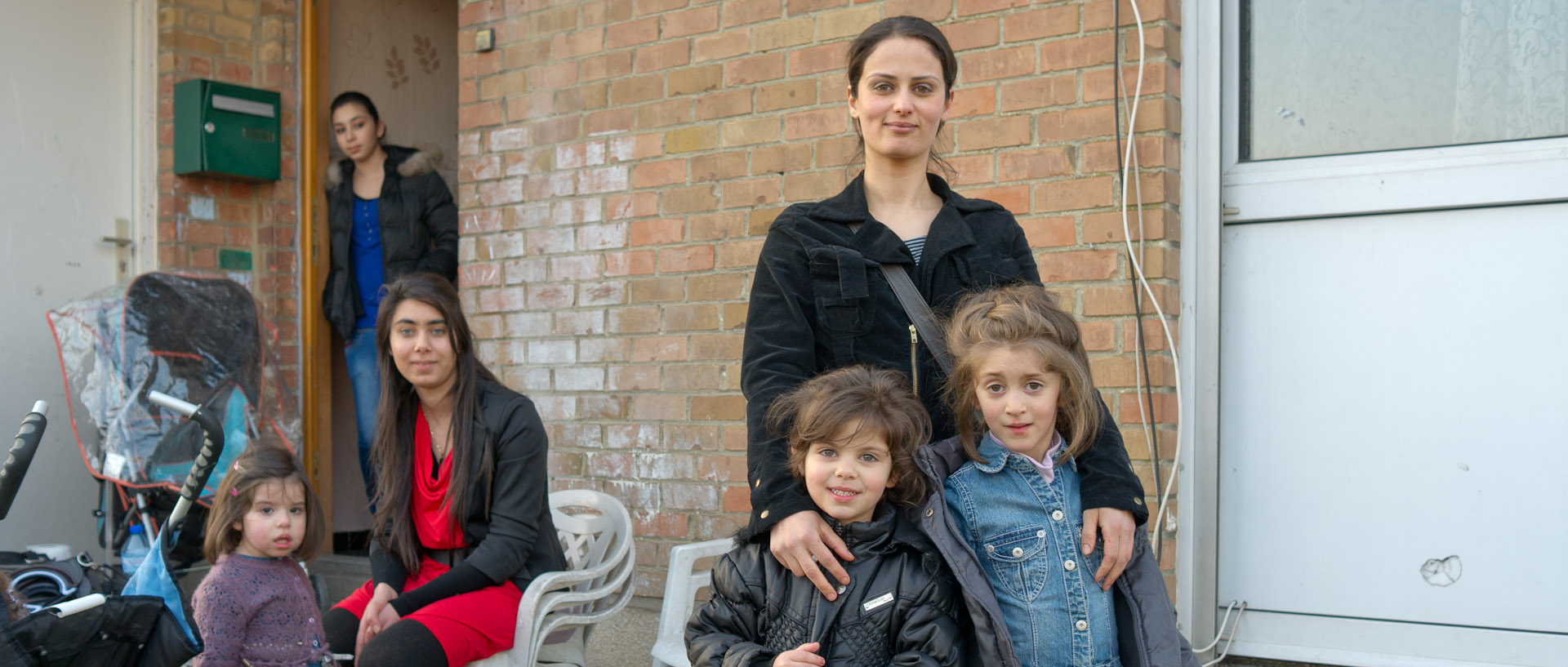 Une mère et ses enfants, rue du Capitaine-Debruyn, à Tourcoing.