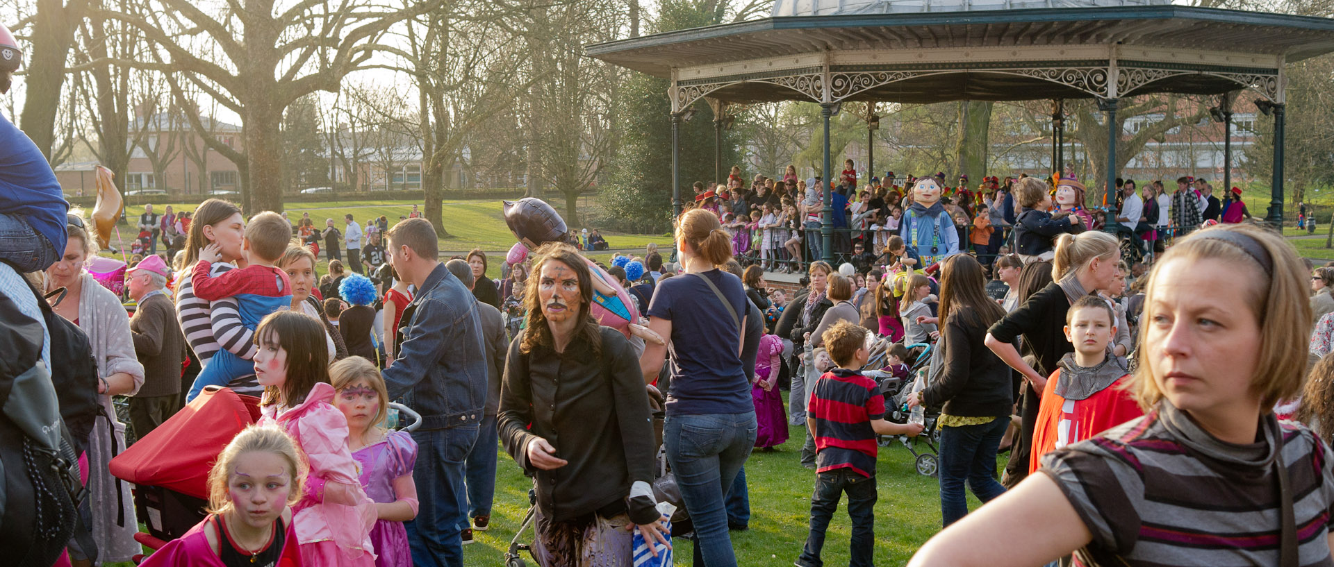 Foule au carnaval de Croix, parc de la mairie.