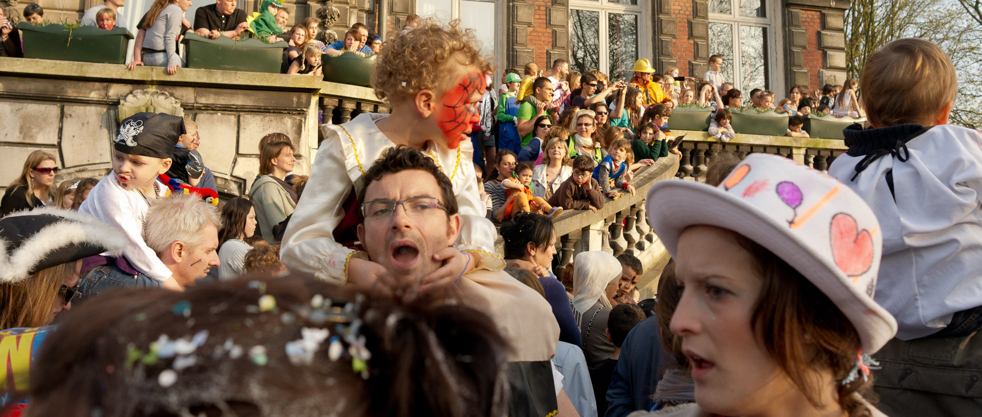 Foule au carnaval de Croix, sur les marches de la mairie.