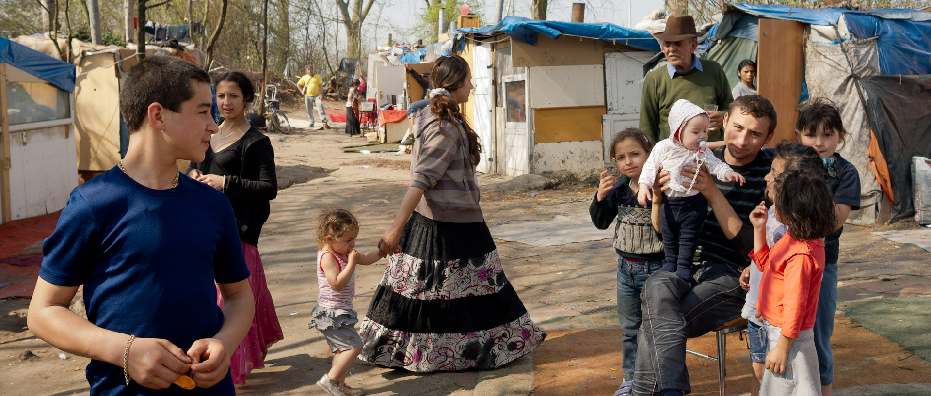 Un père et ses enfants, dans un campement de Roms, boulevard Robert-Schuman, à Lille.