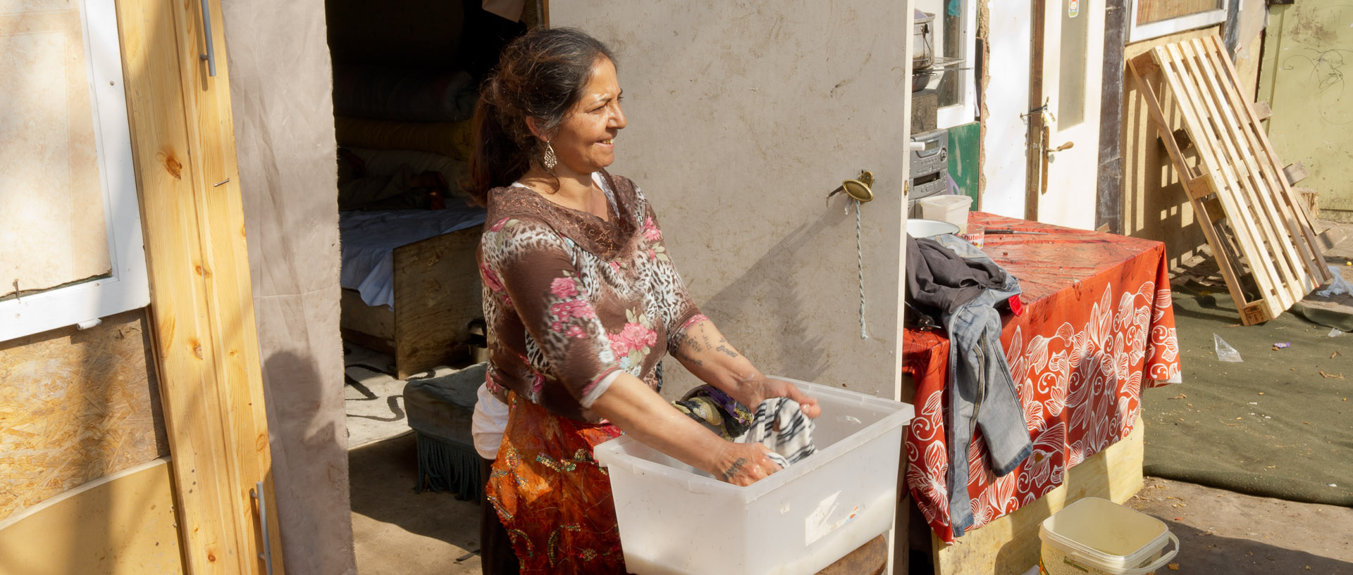 Femme lavant son linge dans un campement de Roms, boulevard Robert-Schuman, à Lille.