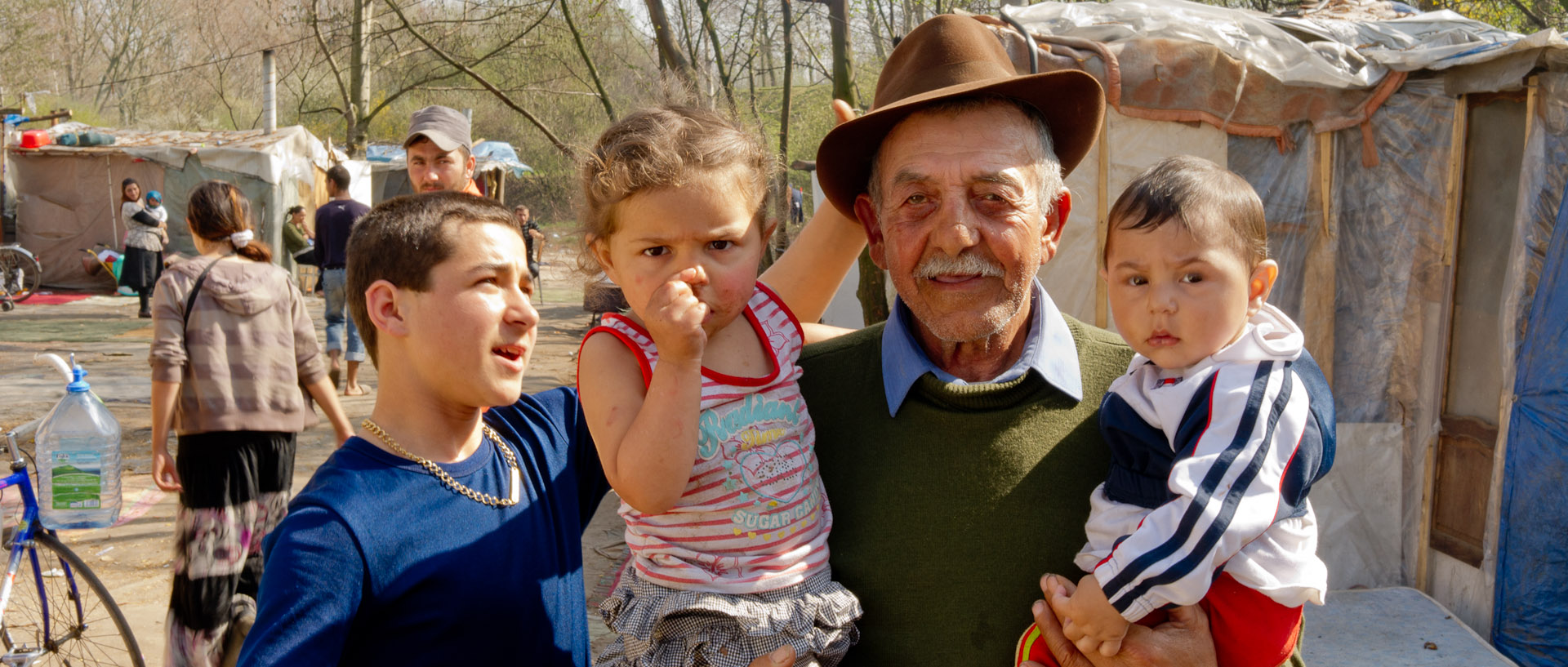 Papy et ses petits enfants, dans un campement de Roms, boulevard Robert-Schuman, à Lille.