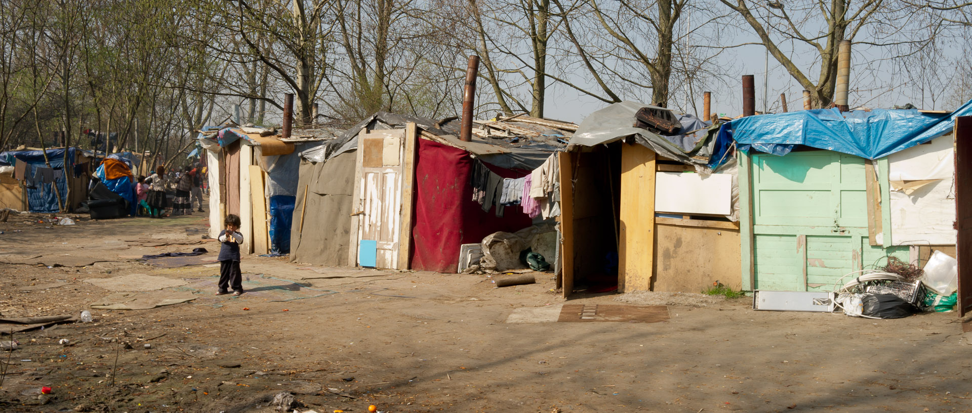 Enfant, dans un campement de Roms, boulevard Robert-Schuman, à Lille.