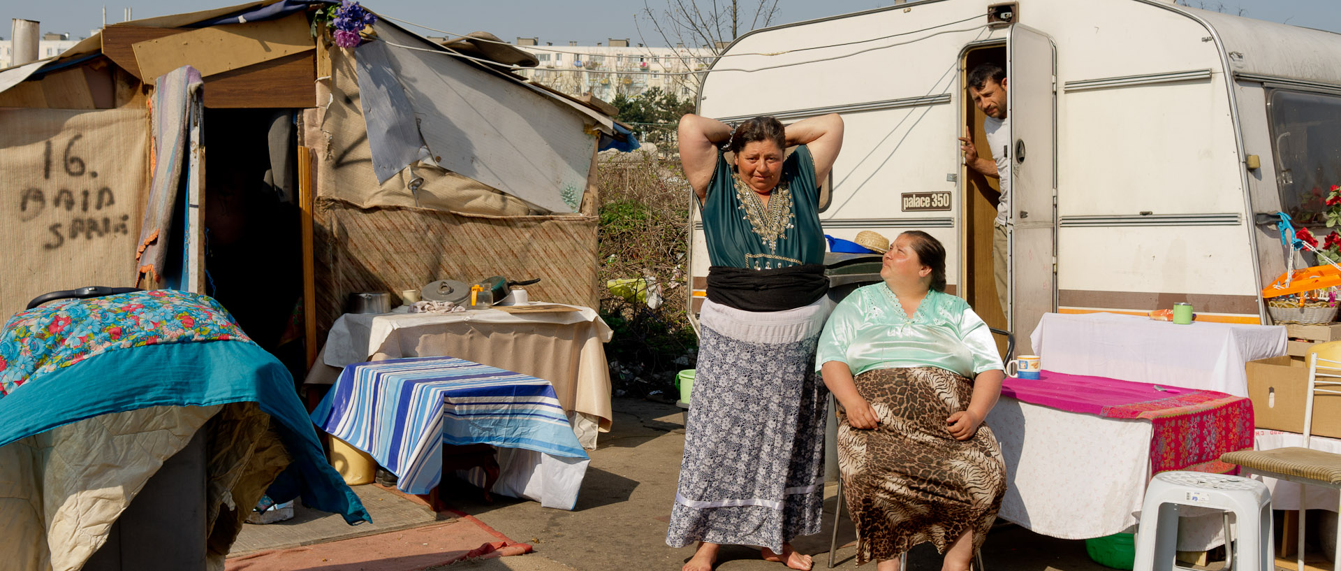 Deux femmes dans un campement Roms, porte d'Arras, à Lille.