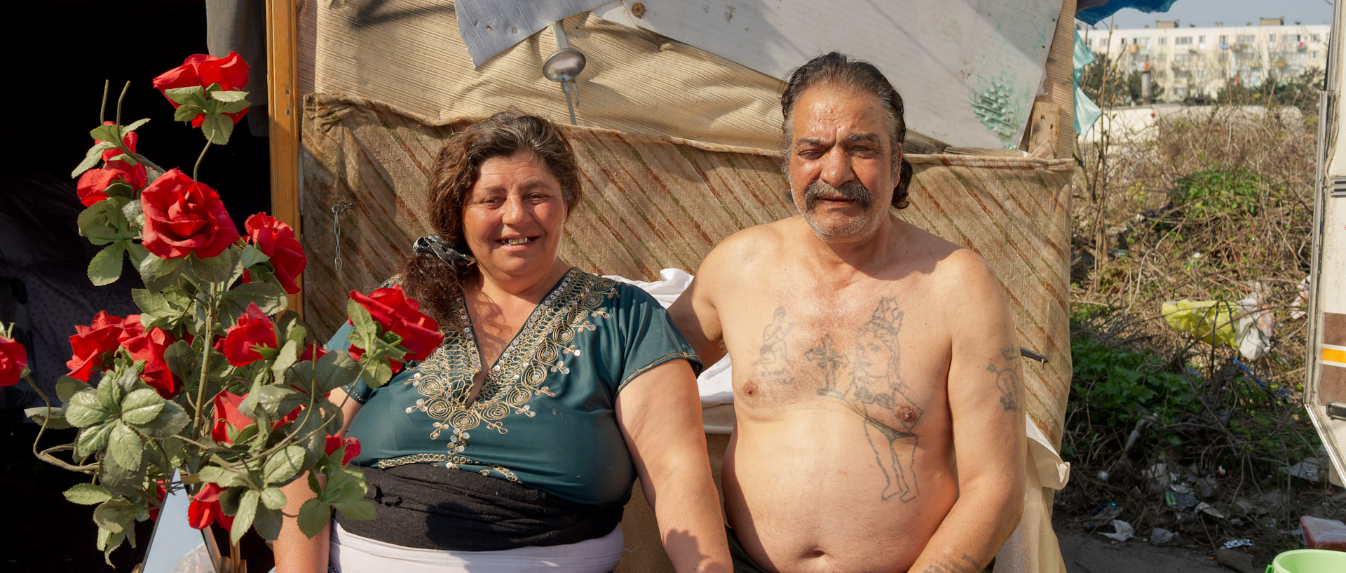 Couple, dans un campement Roms, porte d'Arras, à Lille.