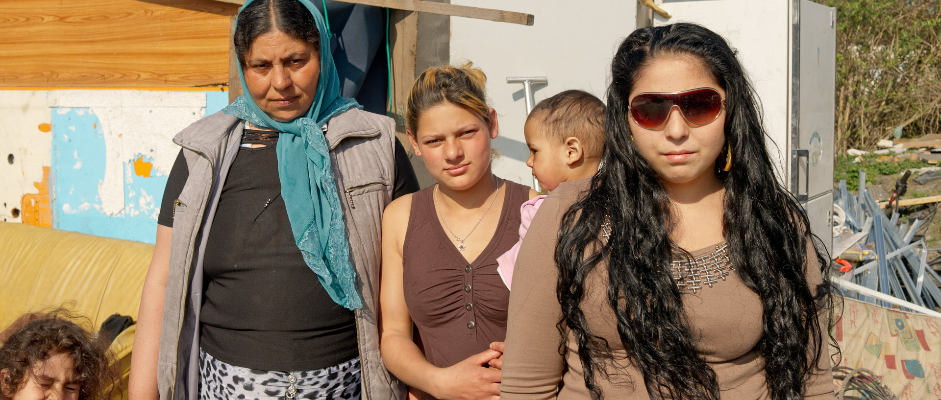 Femmes, dans un campement Roms, porte d'Arras, à Lille.