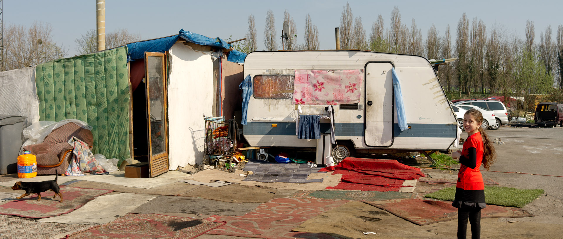 Jeune fille, dans un campement Roms, porte d'Arras, à Lille.