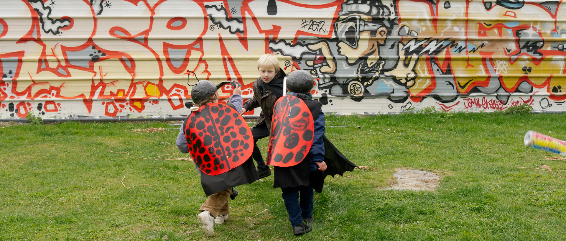 Enfant jouant à la bagarre, au carnaval de Wazemmes, Maison Folie Wazemmes, à Lille.