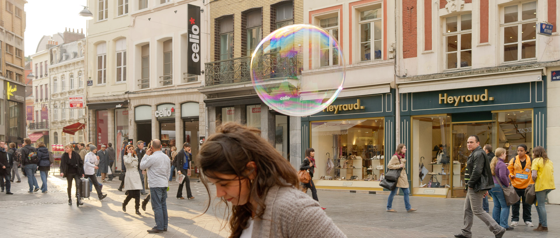 Jeu de bulles de savon, rue de Béthune, à Lille.