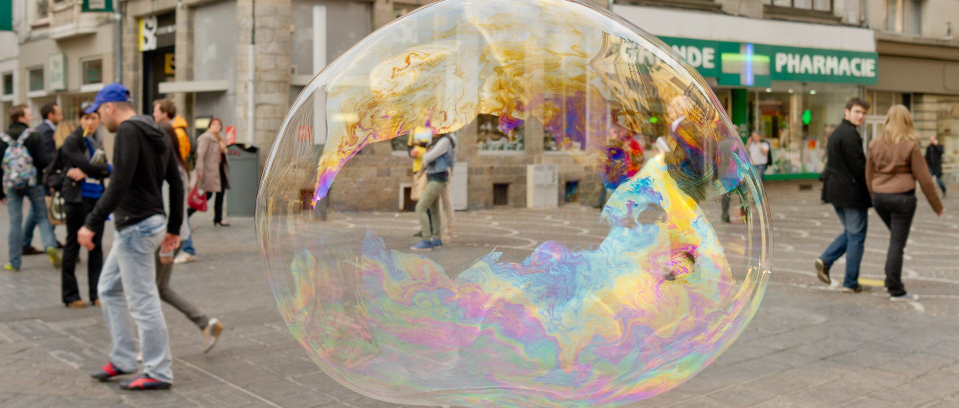 Bulle de savon geante, rue de Béthune, à Lille.