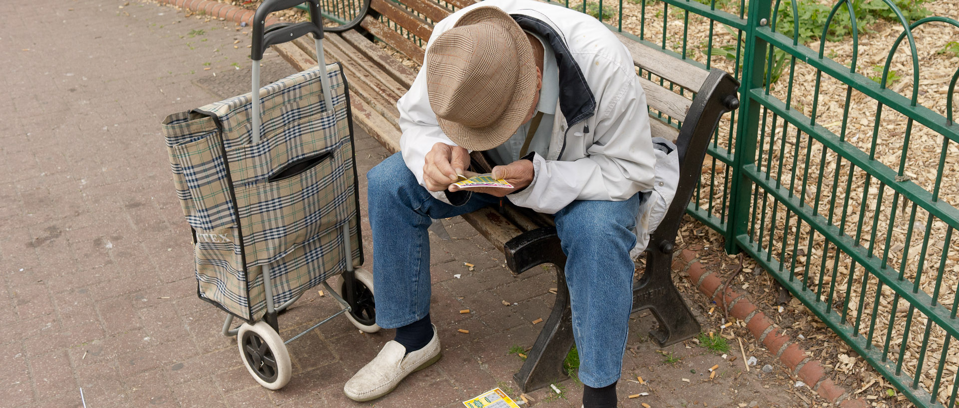 Homme grattant un jeu, place Richebé, à Lille.