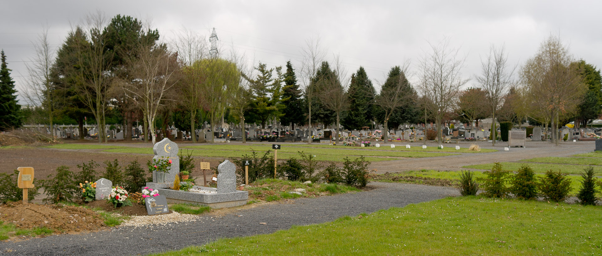 Tombes musulmanes dans le cimetière de Villeneuve d'Ascq.