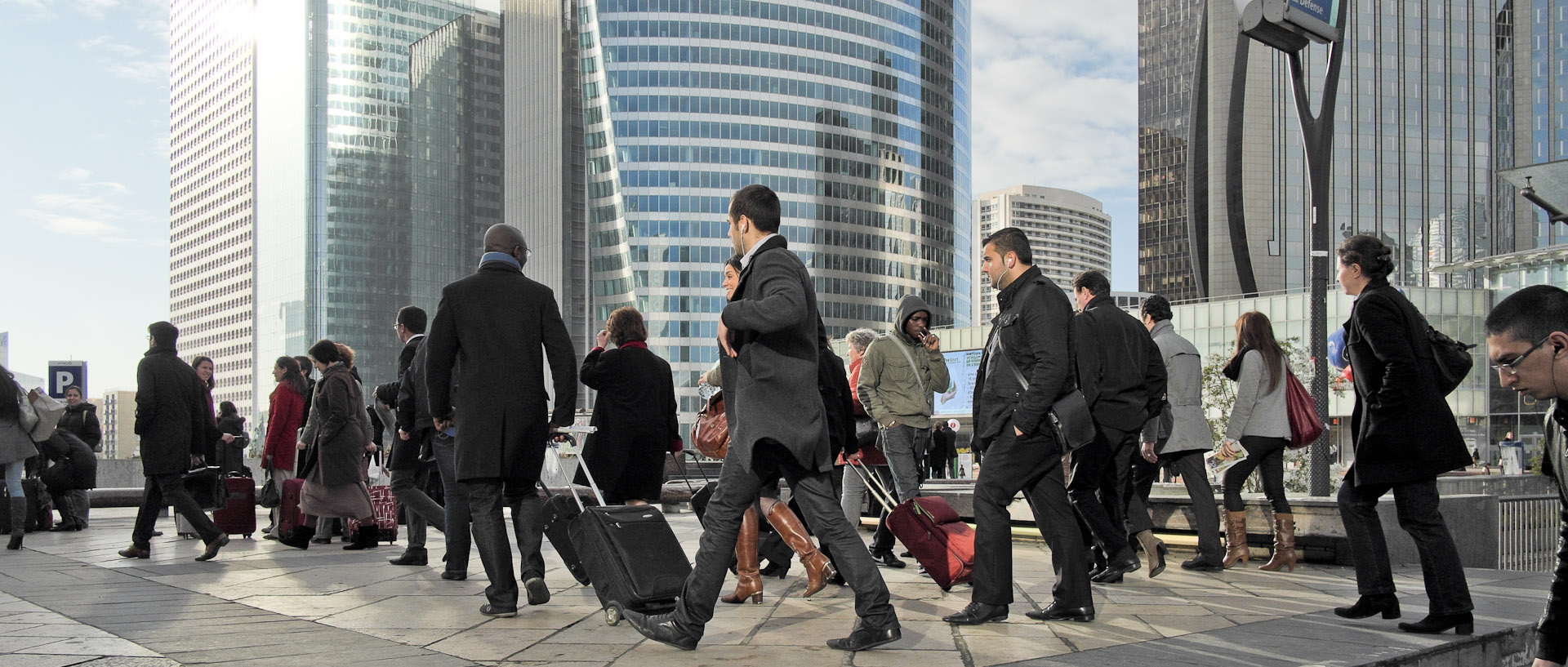 Sortie du métro, à La Défense, à Paris.