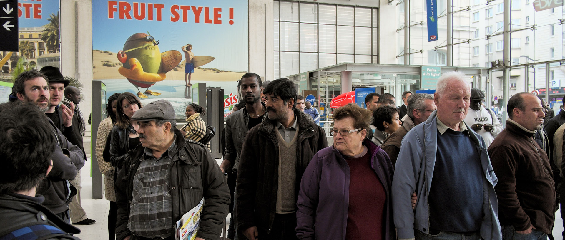 Passants, gare du Nord, à Paris.