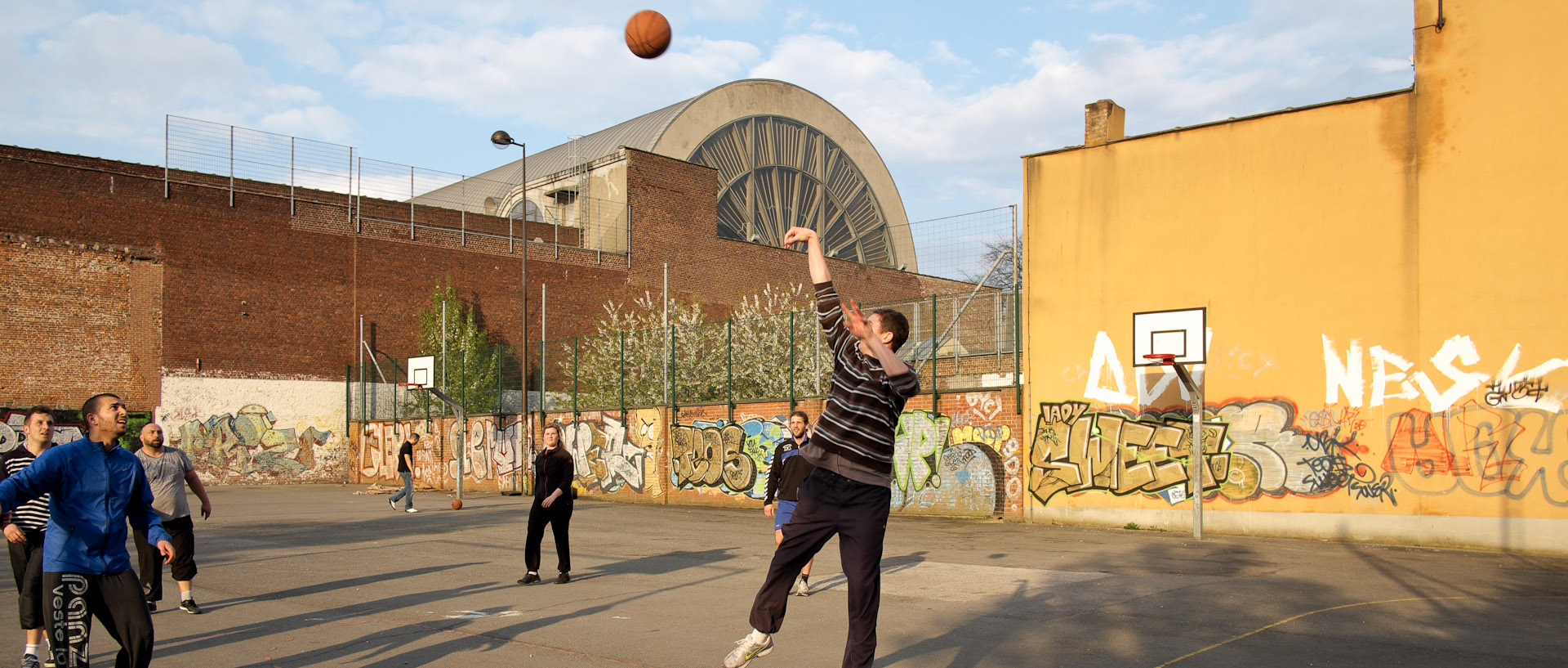 Terrain de basket, derrière le musée de la Piscine, rue du Grand Chemin, à Roubaix.