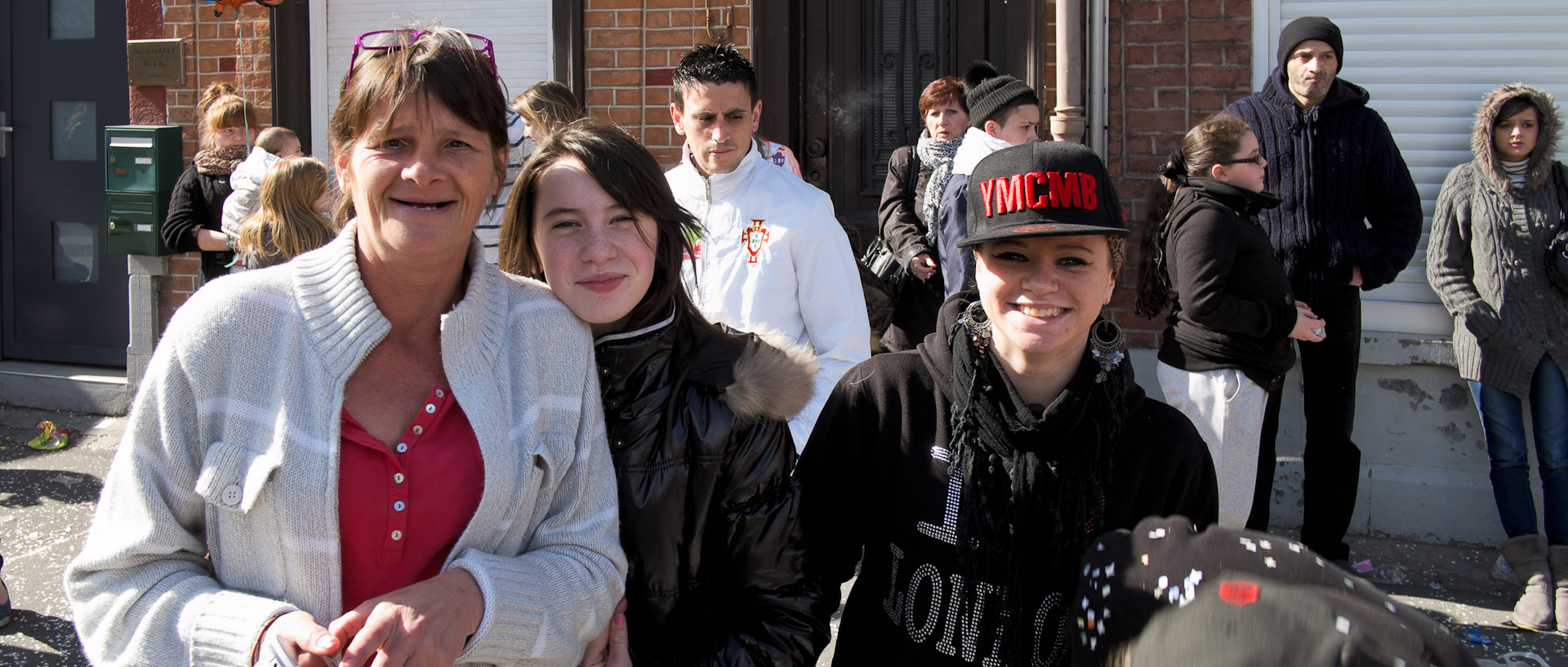 Sourires en attendant le défilé du carnaval, rue Carnot, à Wattrelos.