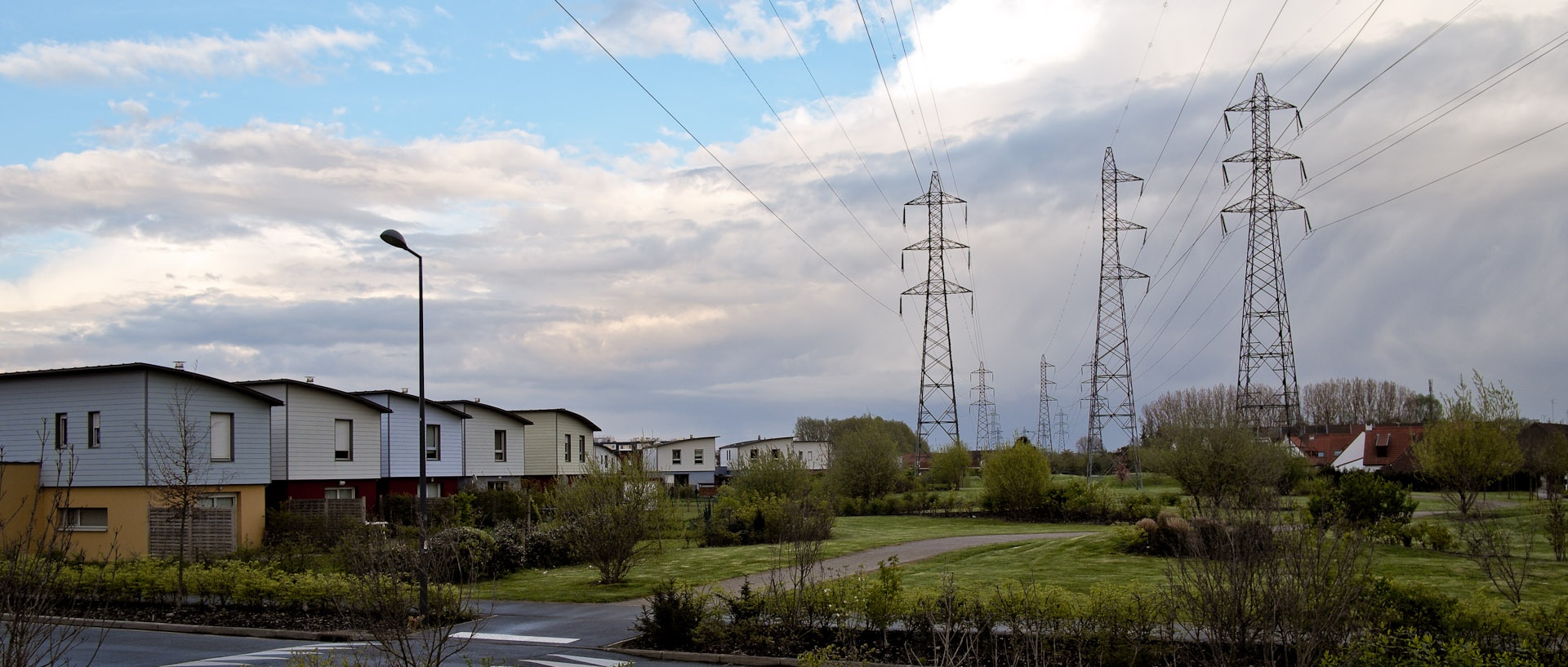 Pylones électriques près de maisons individuelles, à Villeneuve d'Ascq.