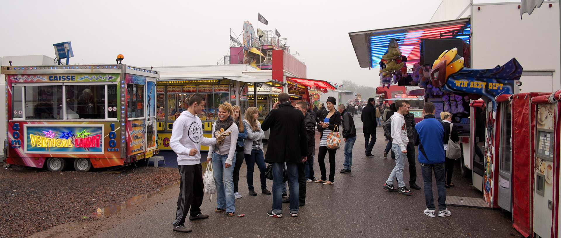 Jeunes à la fête foraine, à Lille.