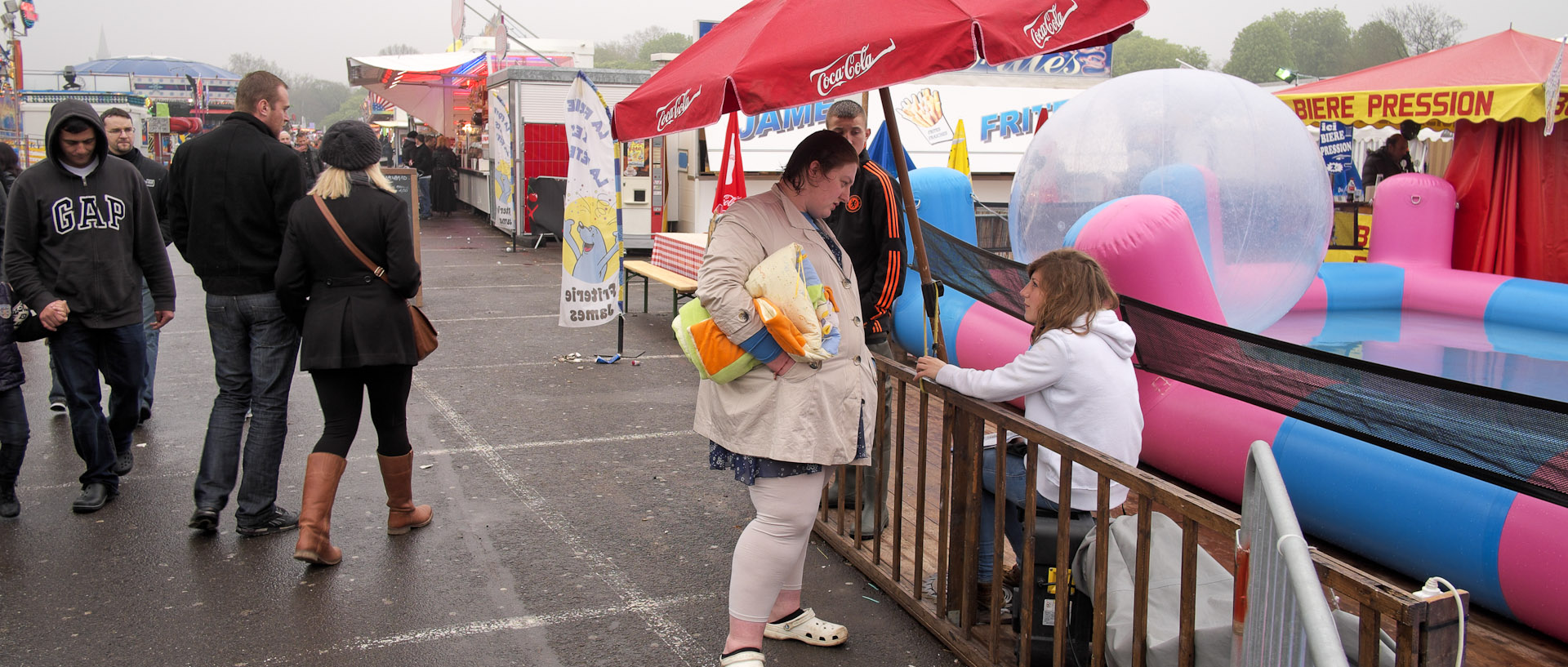 Visiteurs à la fête foraine, à Lille.