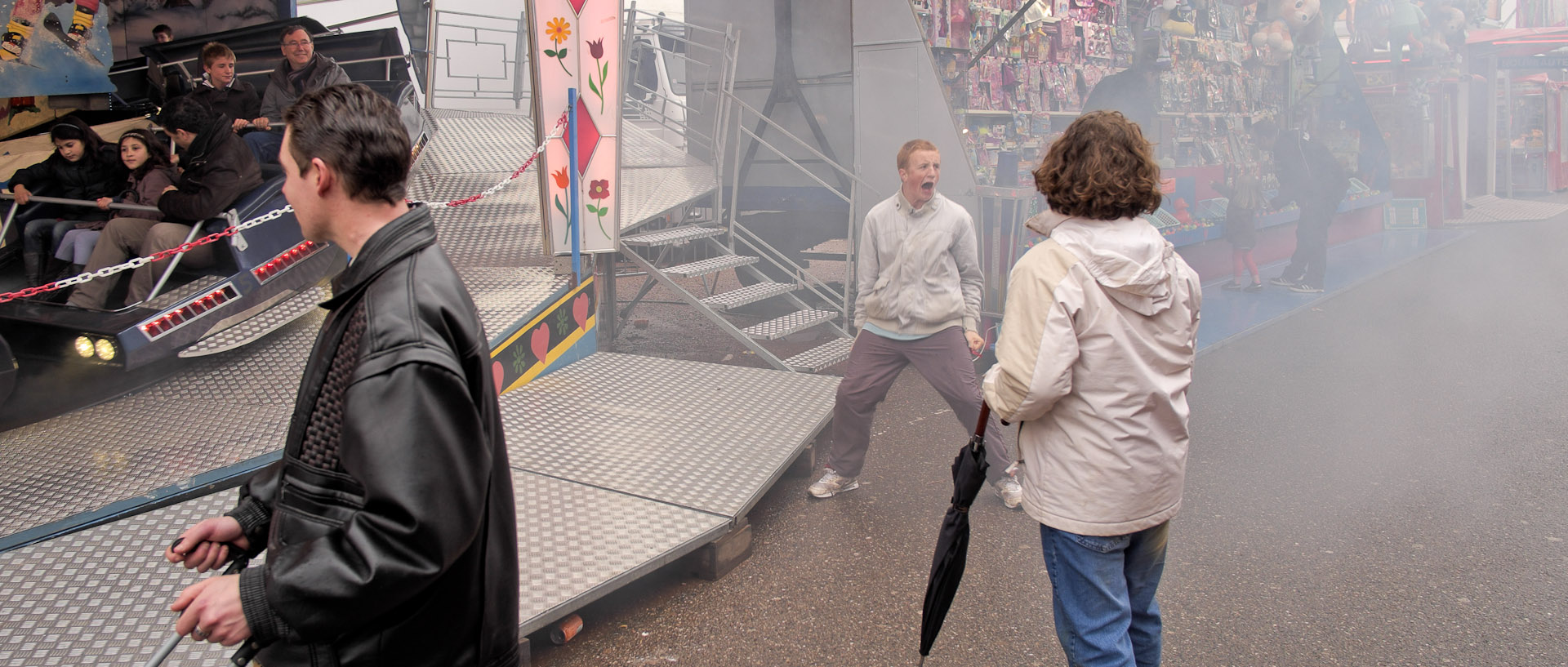 Jeune criant, à la fête foraine, à Lille.