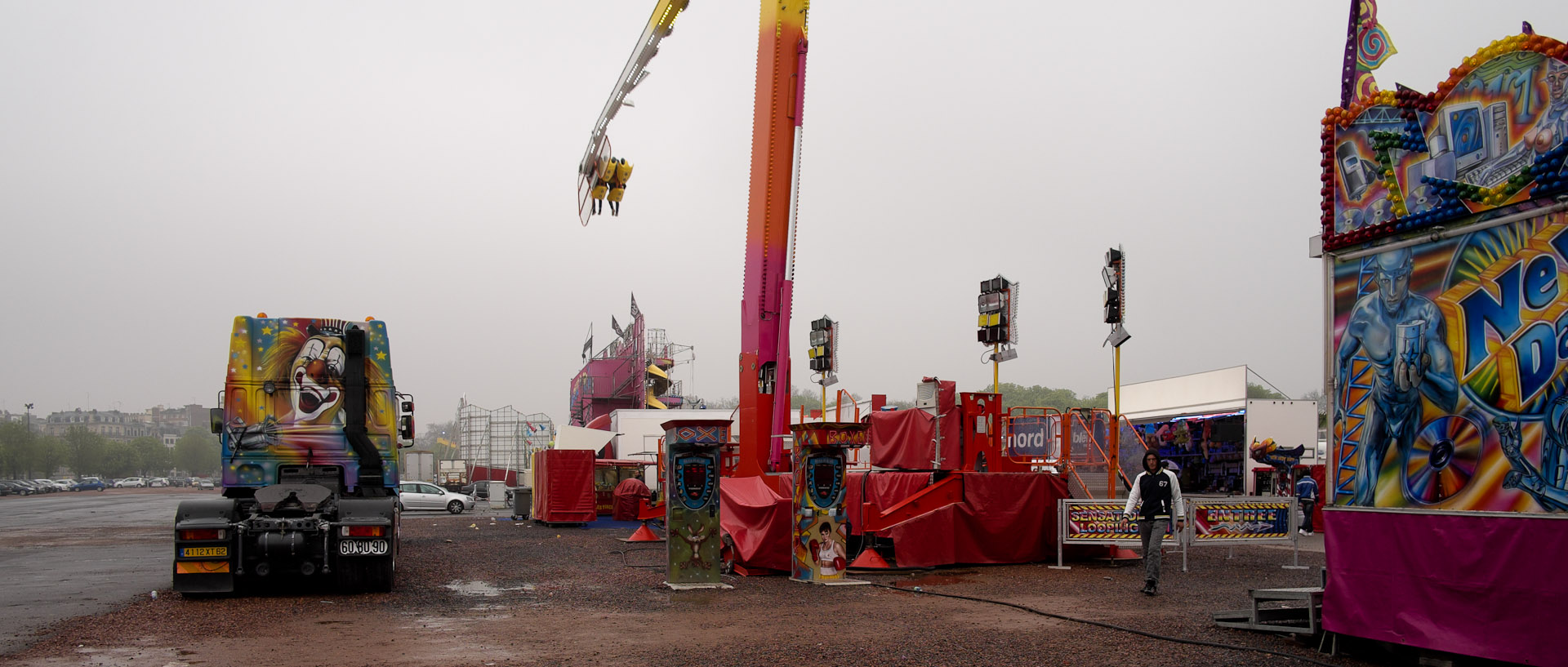 Ciel gris sur la fête foraine, à Lille.