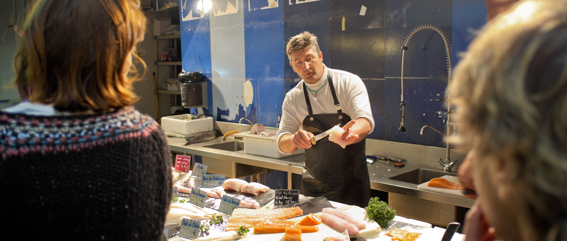 Poissonnier, marché Saint-Quentin, boulevard Magenta, à Paris.