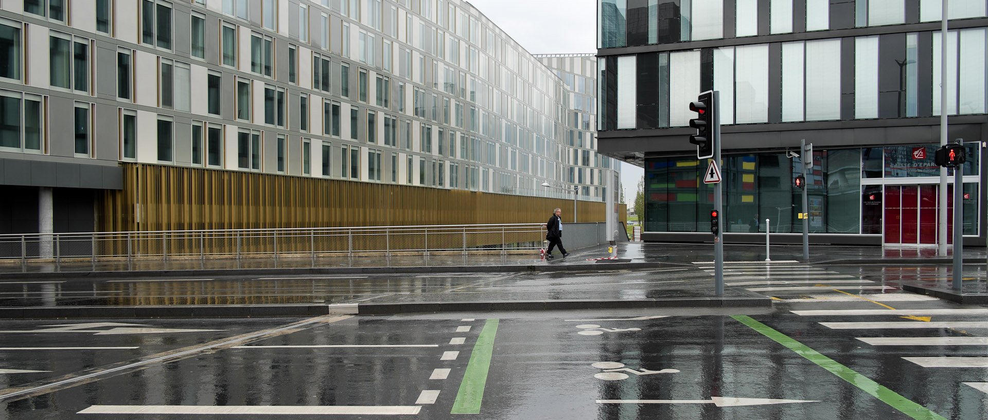 Passant, pont de Flandres, à Lille.