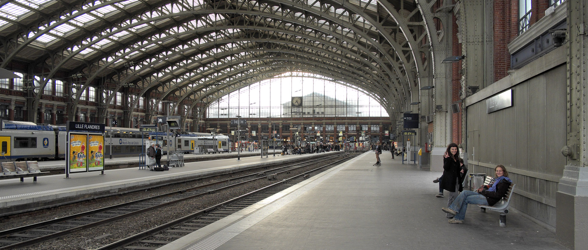 Jeunes filles sur un banc dans la gare de Lille Flandres.