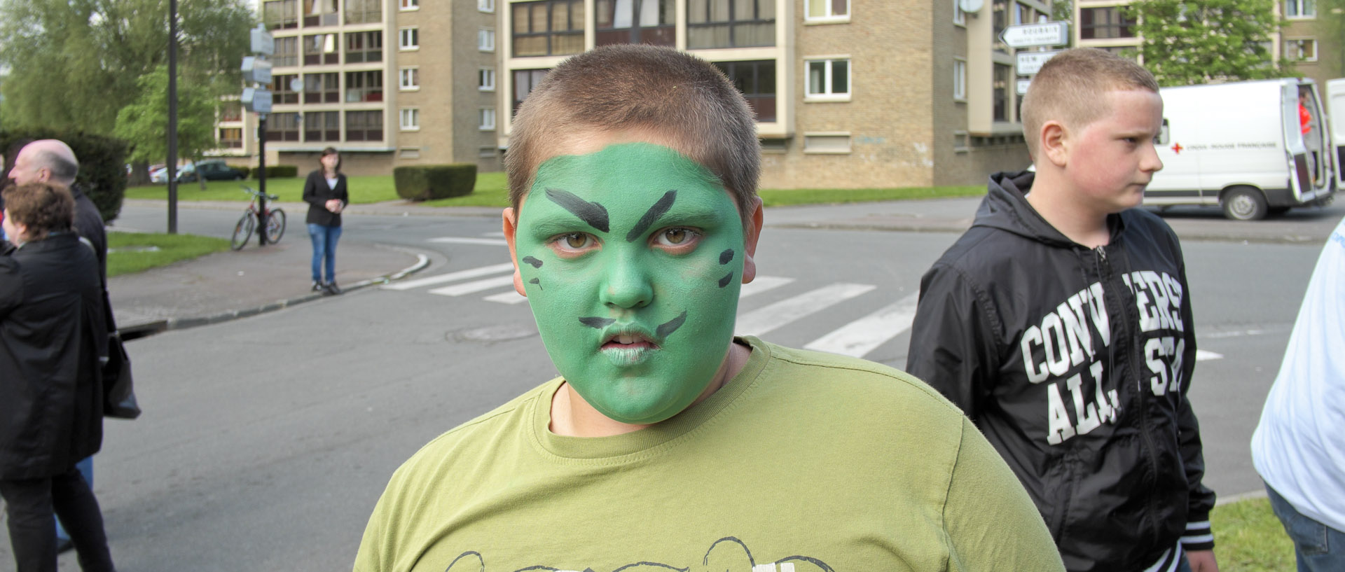 Garçon maquillé en vert, à la fête de quartier des Hauts Champs, à Roubaix.