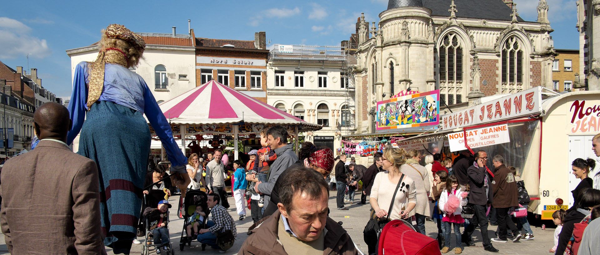 Foule devant l'église Saint-Christophe pendant le festival de Arts de la rue, à Tourcoing.