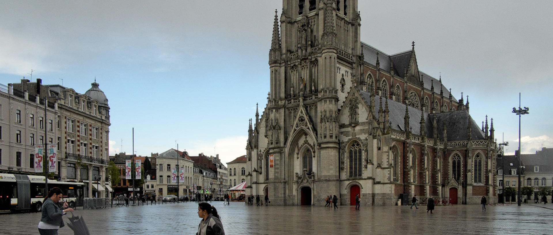 Le parvis de l'église Saint-Christophe, place de la République, à Tourcoing.