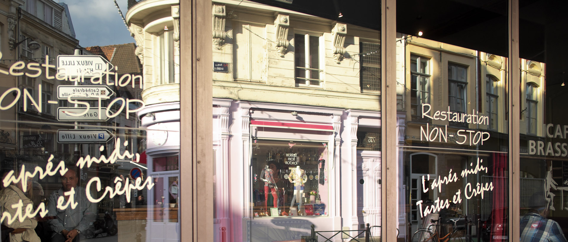 Reflet dans une vitrine, rue Esquermoise, à Lille.