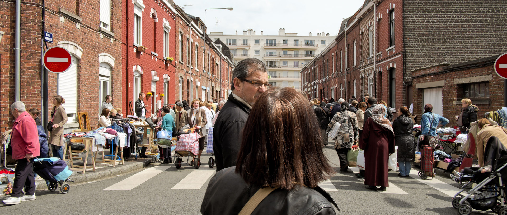 Braderie, rue Victor-Hugo, à Croix.