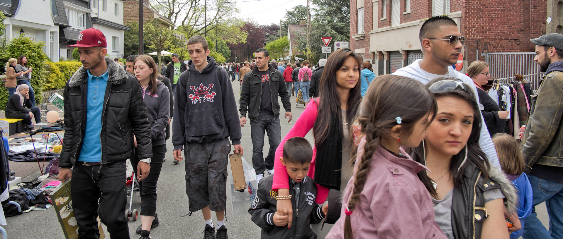 Passants dans une braderie, avenue Henri-Pluquet, à Roubaix.