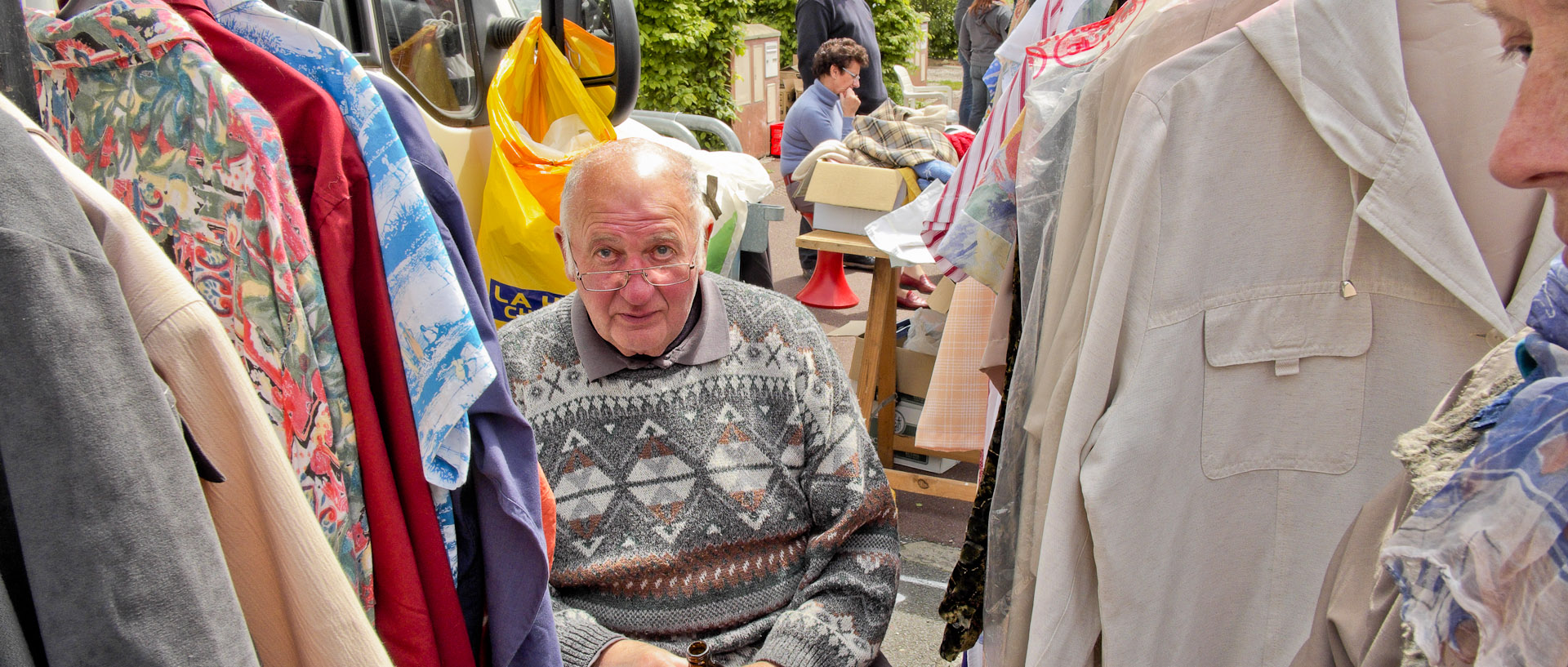 Vendeur dans une braderie, rue Victor-Hugo, à Croix.