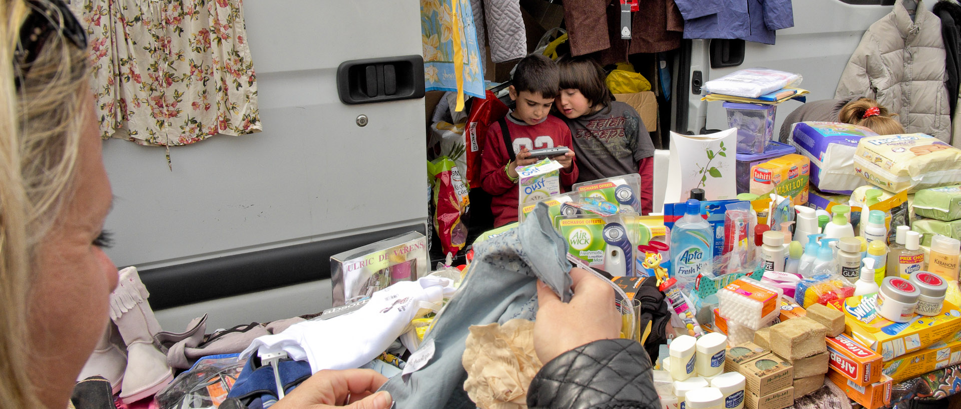 Enfants jouant avec une game boy, pendant une braderie, rue Victor-Hugo, à Croix.