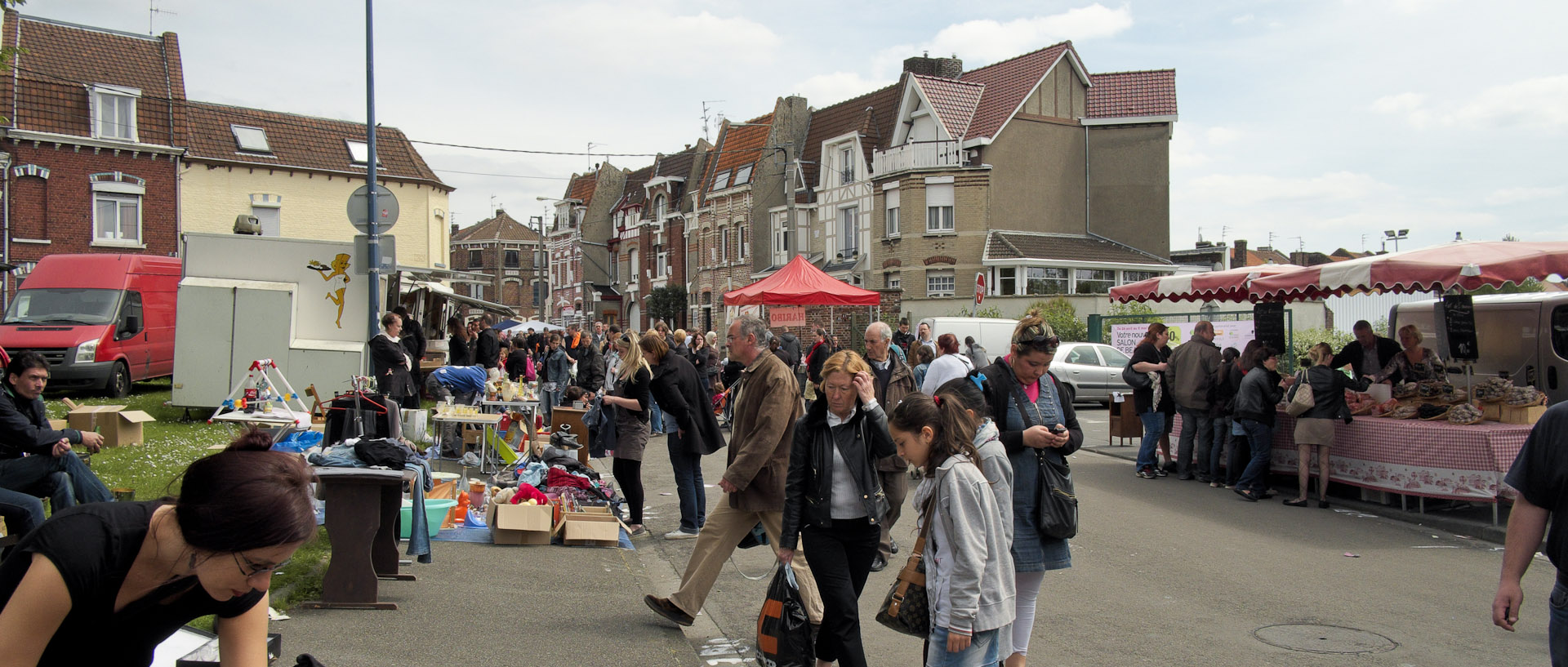 Passants dans une braderie, rue de la Centenaire, à Croix.