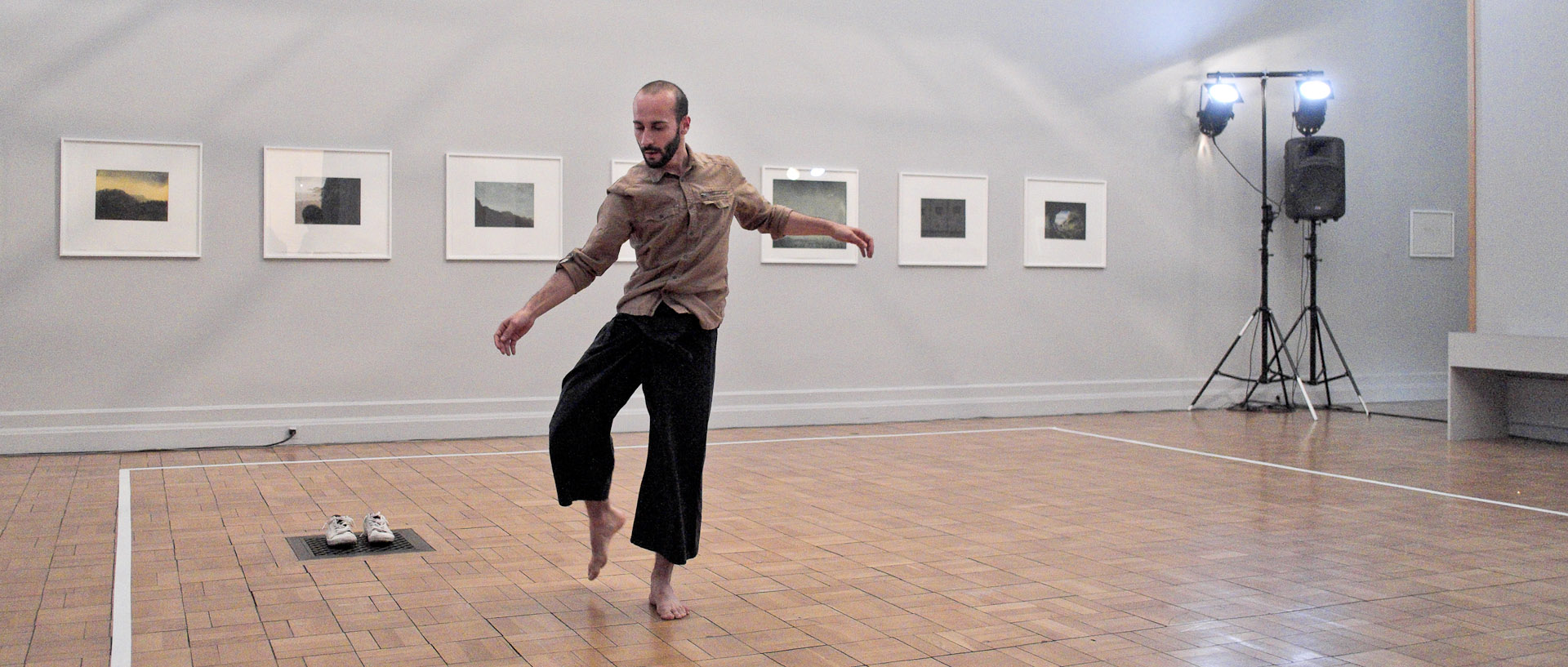 Performance du danseur et chorégraphe Daniele Ninarello, au musée MUba Eugène Leroy, à Tourcoing.