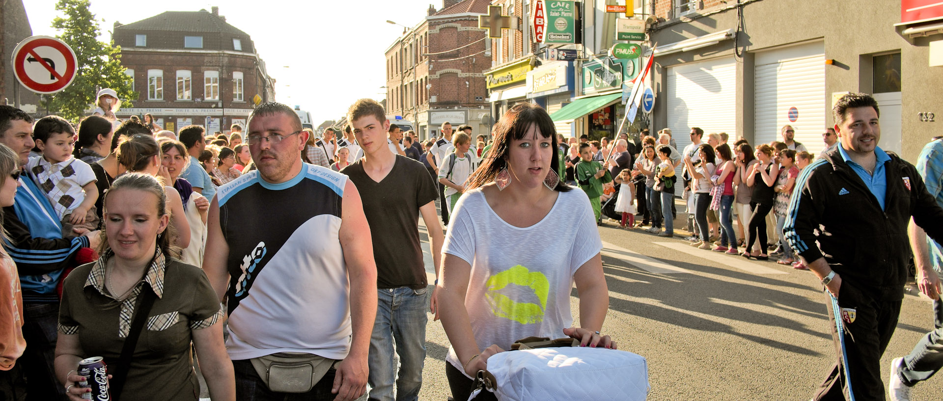 Foule pour le défilé d'ouverture du tournoi international de football, rue Kléber, à Croix.